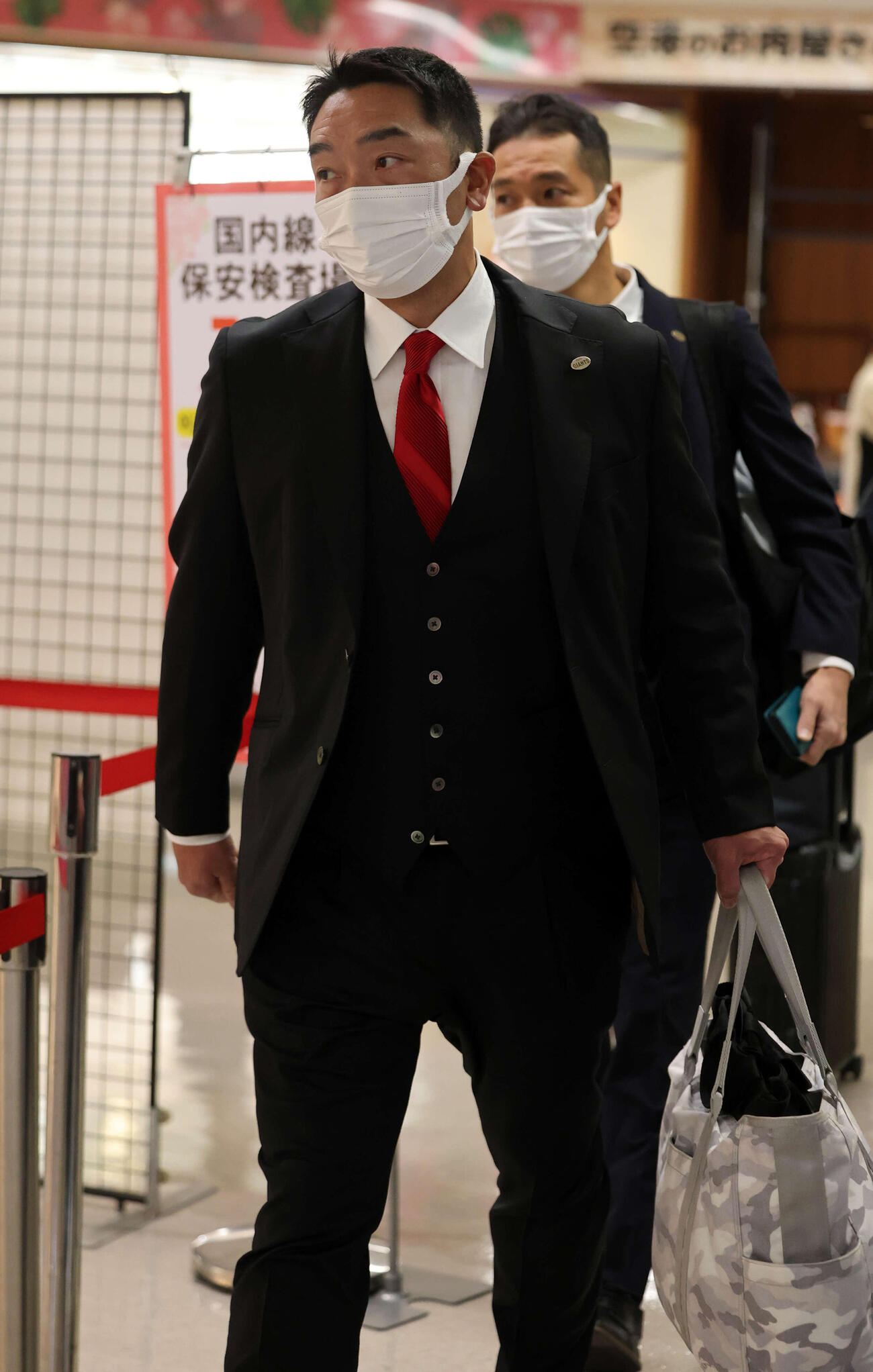 那覇に移動する巨人阿部監督（撮影・浅見桂子）
