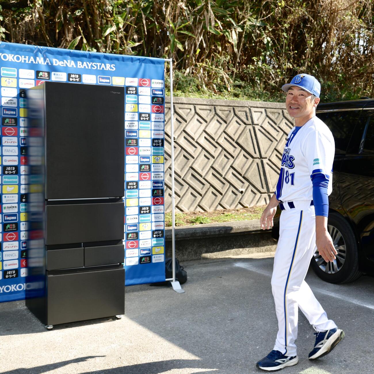 ハイセンスジャパン株式会社の冷蔵庫贈呈式に臨むDeNA相川監督（撮影・河田真司）