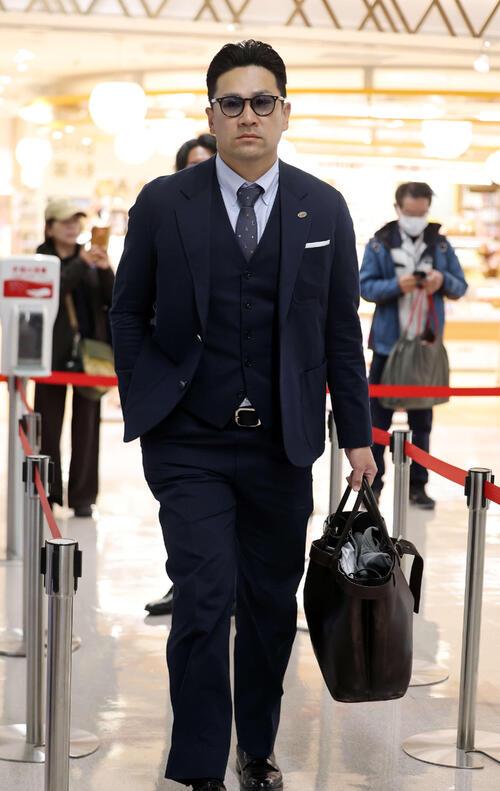 那覇に移動する巨人田中将（撮影・浅見桂子）