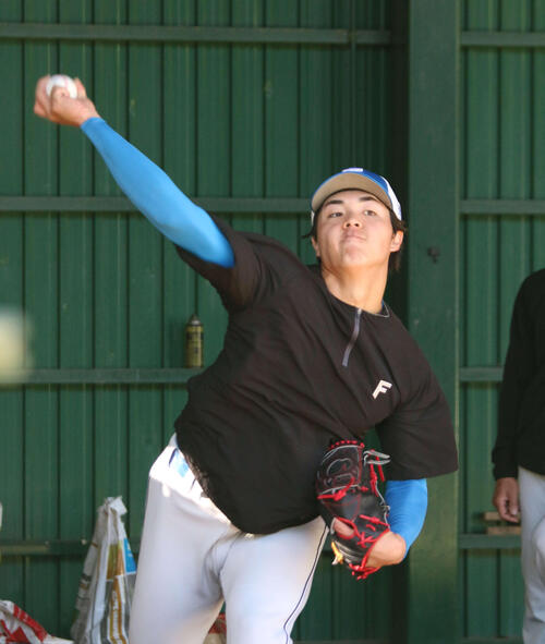 沖縄・国頭キャンプでブルペン入りした日本ハム柴田（撮影・木下大輔）