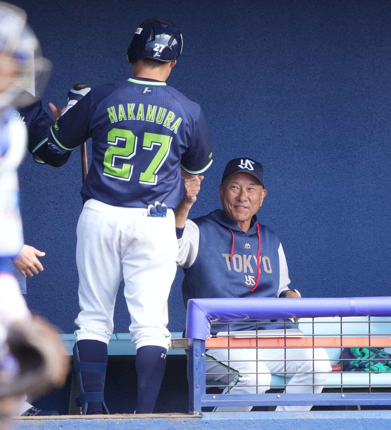 26年2月12日、練習試合で二塁打を放った中村悠平を迎える池山監督
