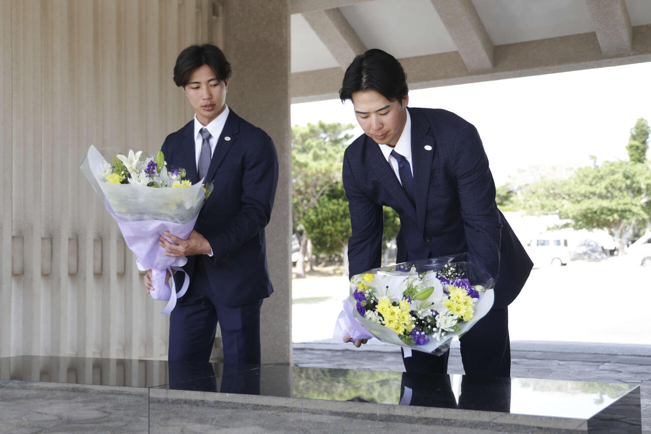 平和祈念公園を訪れる、左から巨人山城、小浜（球団提供）