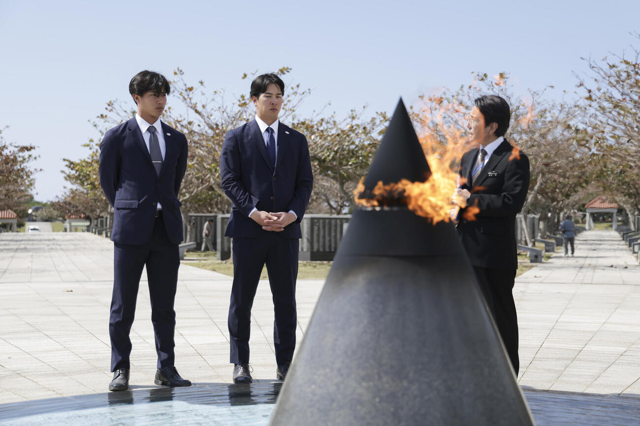 沖縄平和祈念公園を訪問した巨人山城（左）と小浜（球団提供）