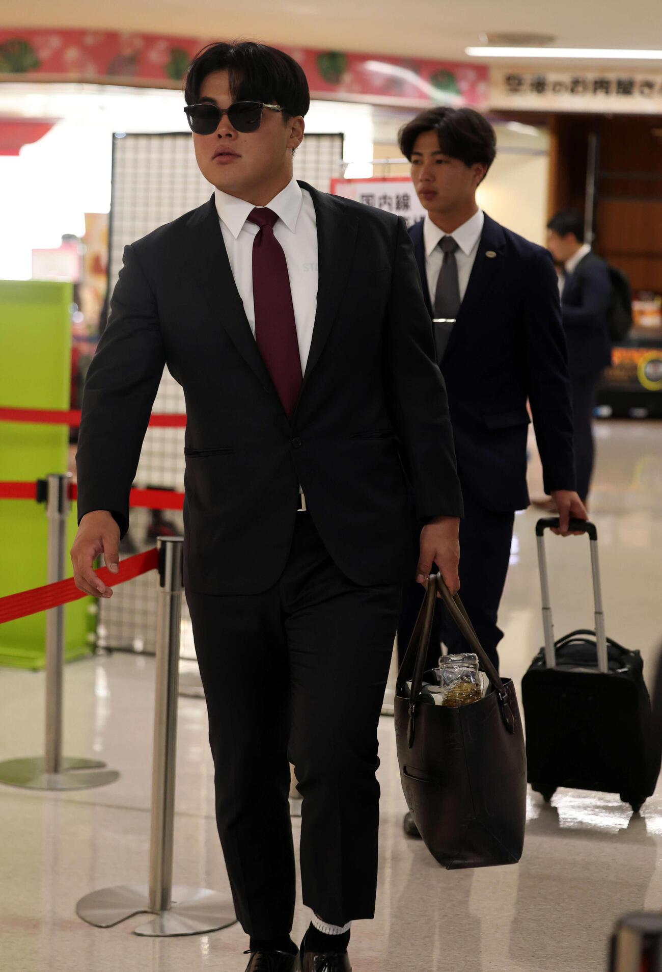 那覇に移動する巨人山瀬（左）と山城（撮影・浅見桂子）