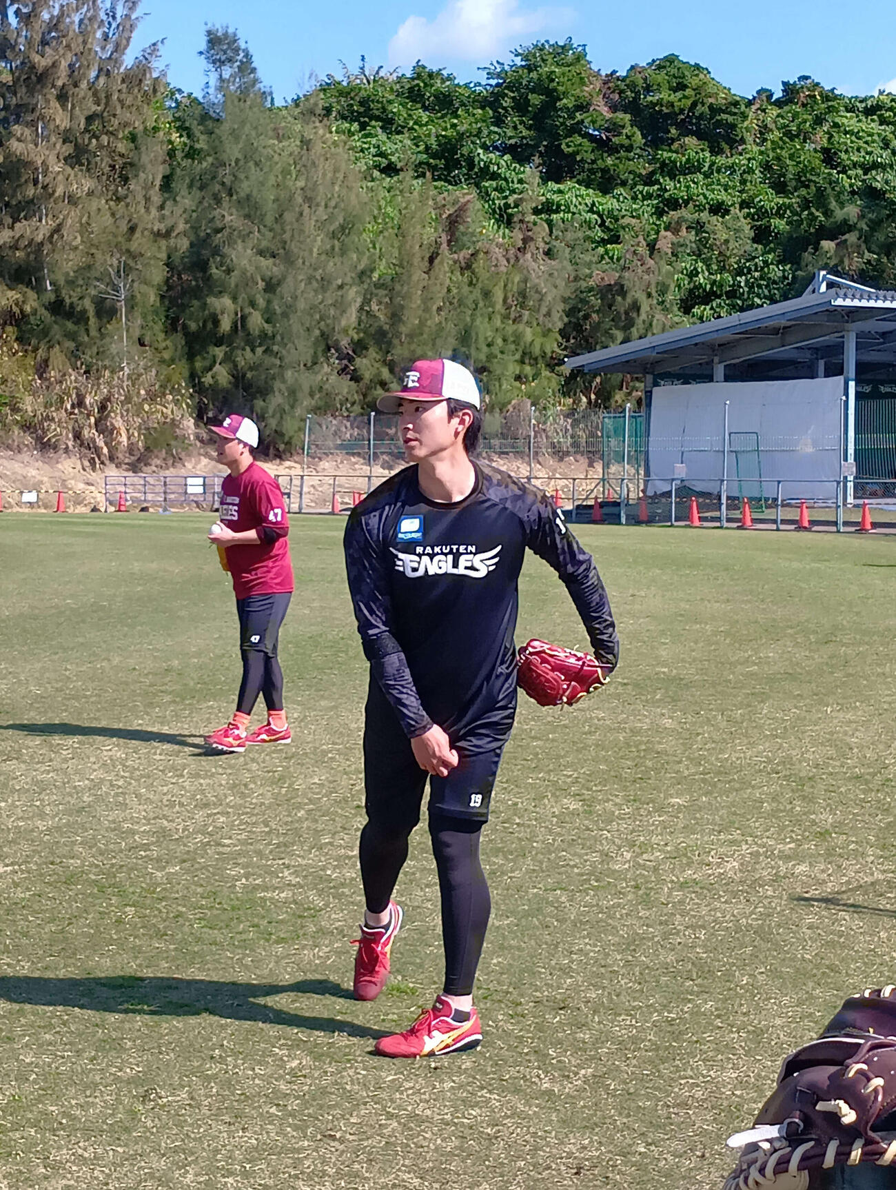 翌日の阪神との練習試合登板に備えて調整する楽天荘司（撮影・沢田啓太郎）