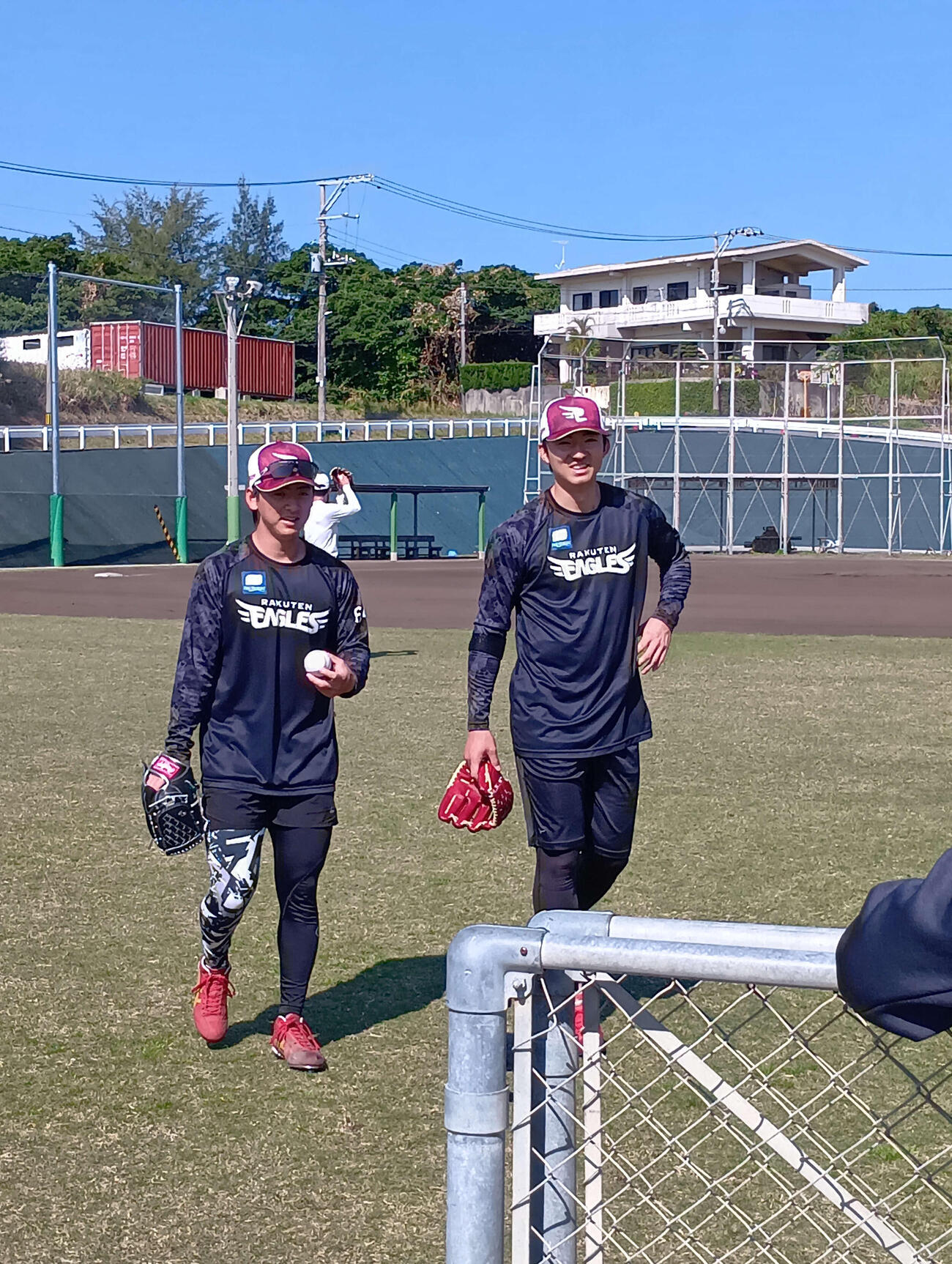 翌日の阪神との練習試合登板に備えて調整する楽天荘司。左は林（撮影・沢田啓太郎）