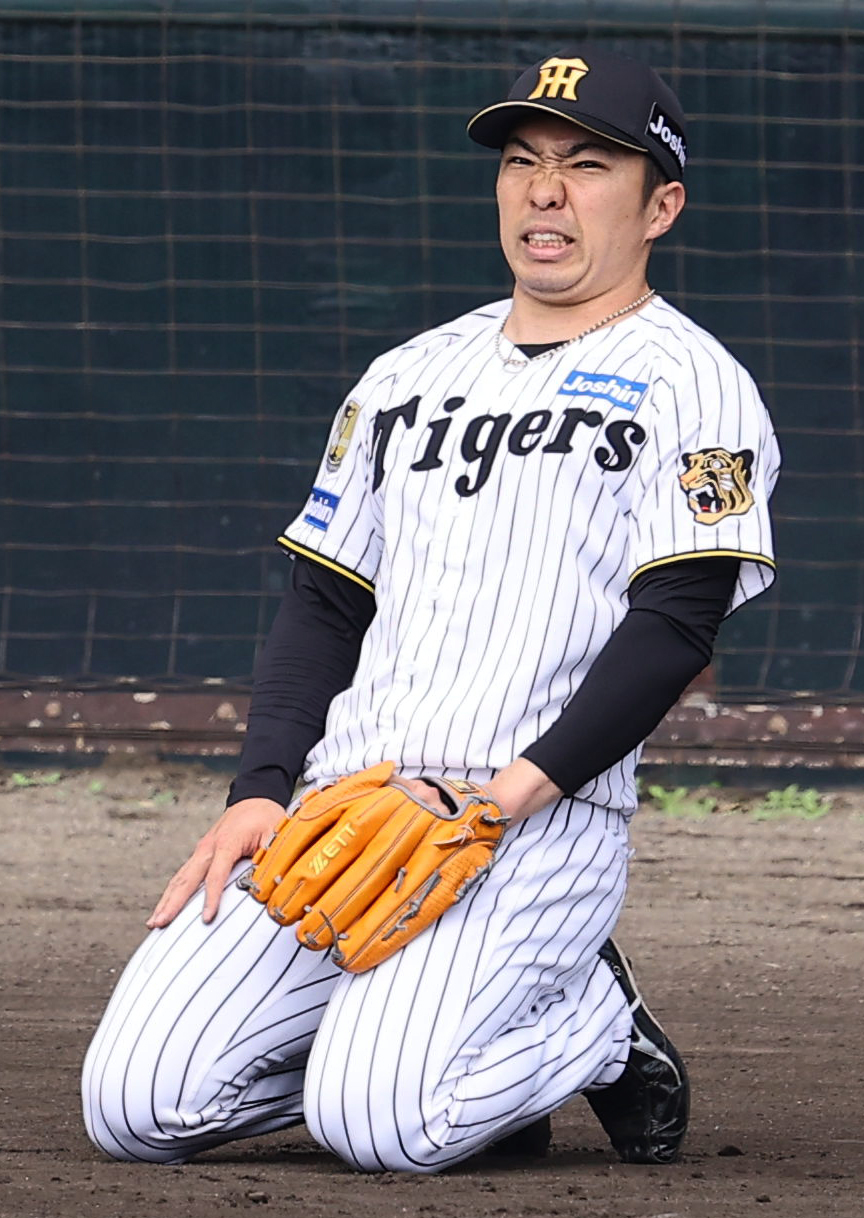 紅組対白組で足を痛めた石井は厳しい表情を見せる（撮影・上田博志）