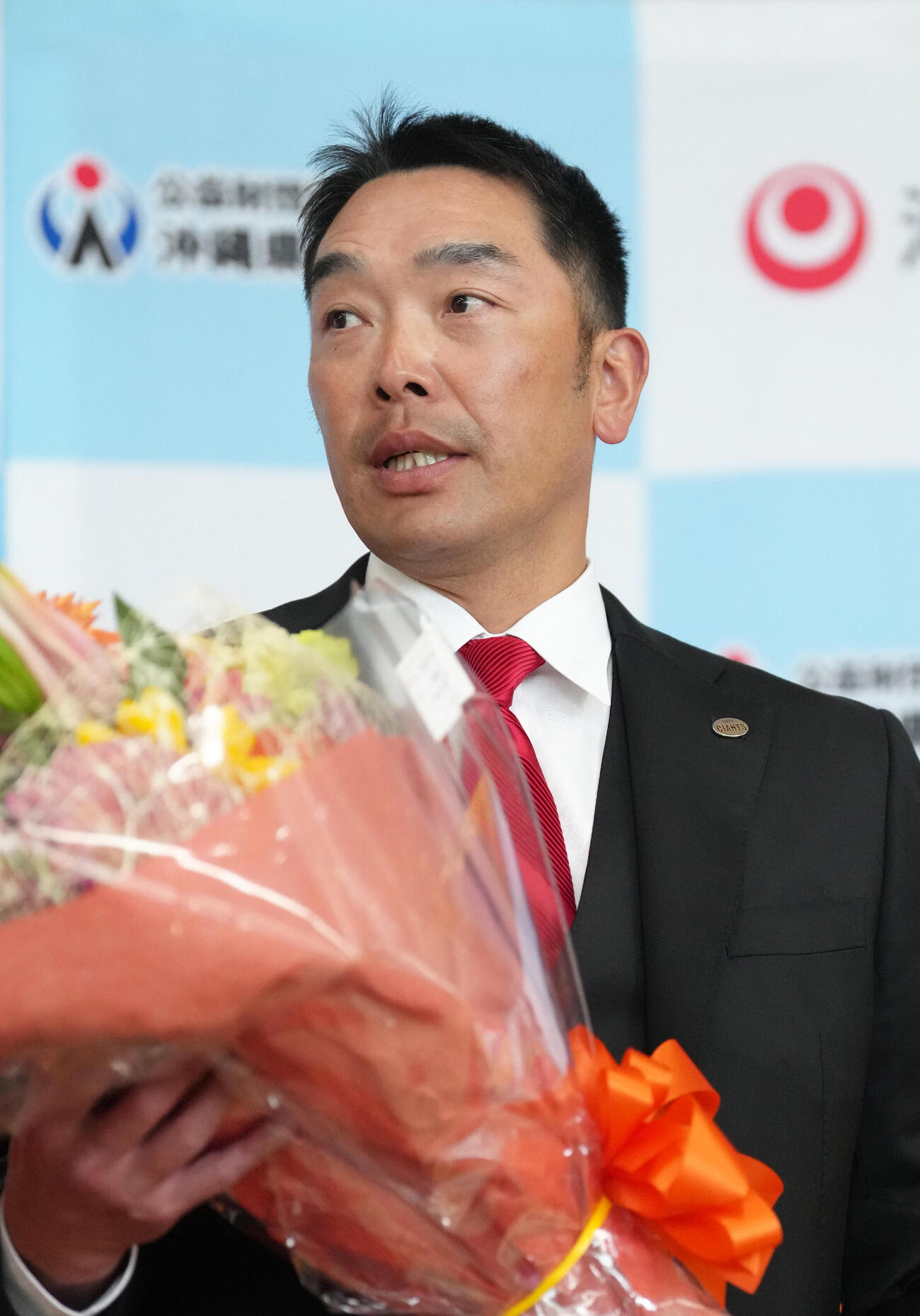 那覇空港に到着し、歓迎セレモニーで花束を受け取る巨人阿部監督（撮影・足立雅史）