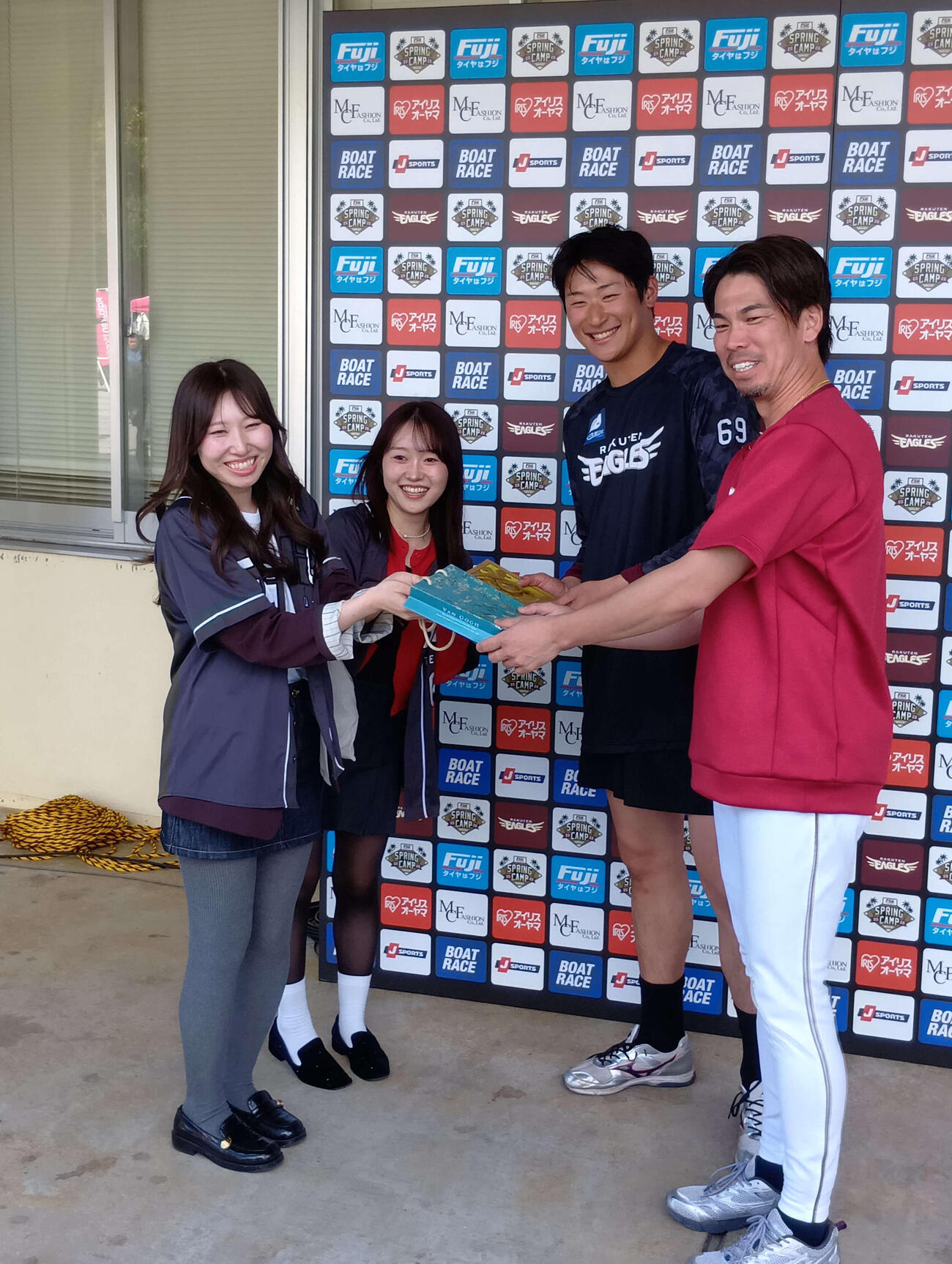 14日のバレンタインデーを前に一足早くファンからチョコレートをプレゼントされた楽天前田健太と内星龍（右から2人目）（撮影・沢田啓太郎)