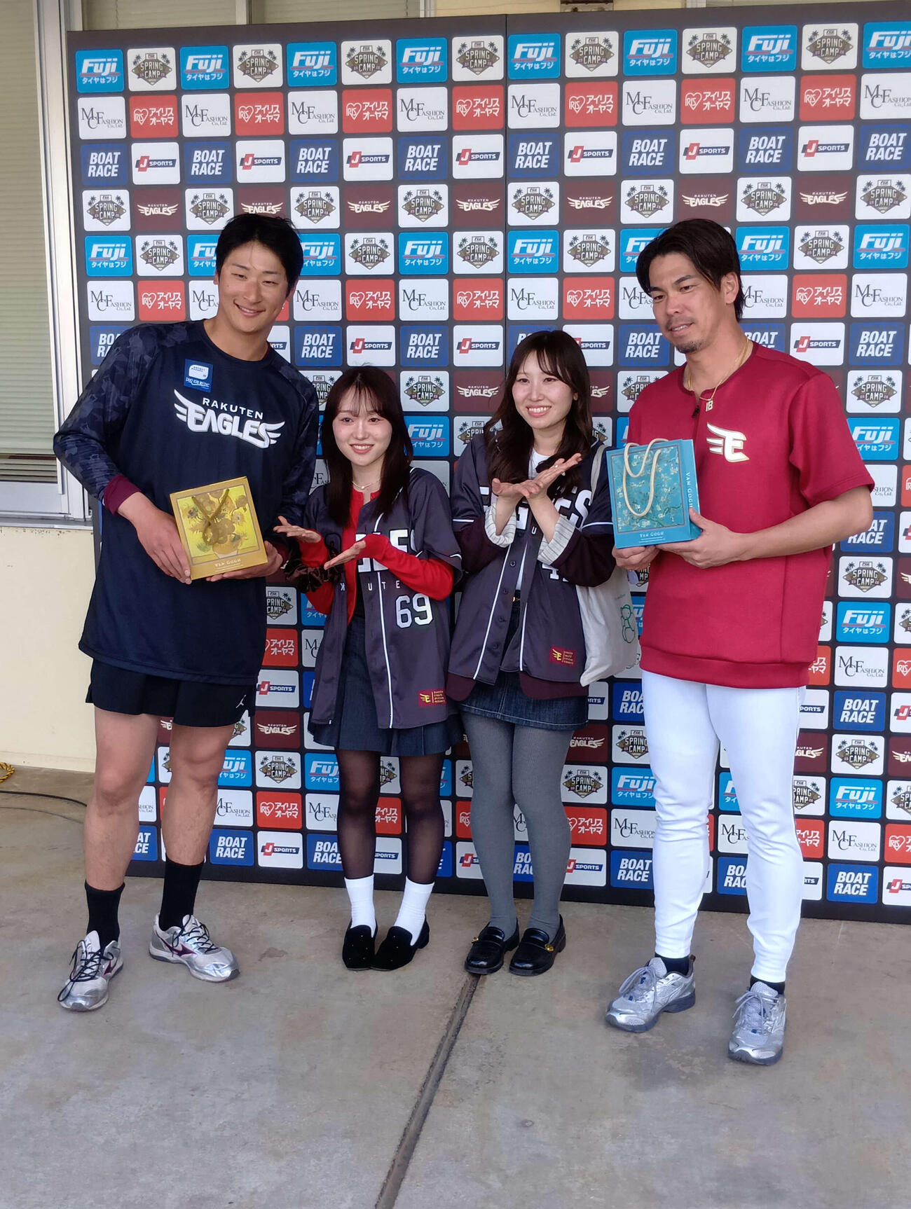 14日のバレンタインデーを前に一足早くファンからチョコレートをプレゼントされた楽天前田健太と内星龍（左）（撮影・沢田啓太郎)