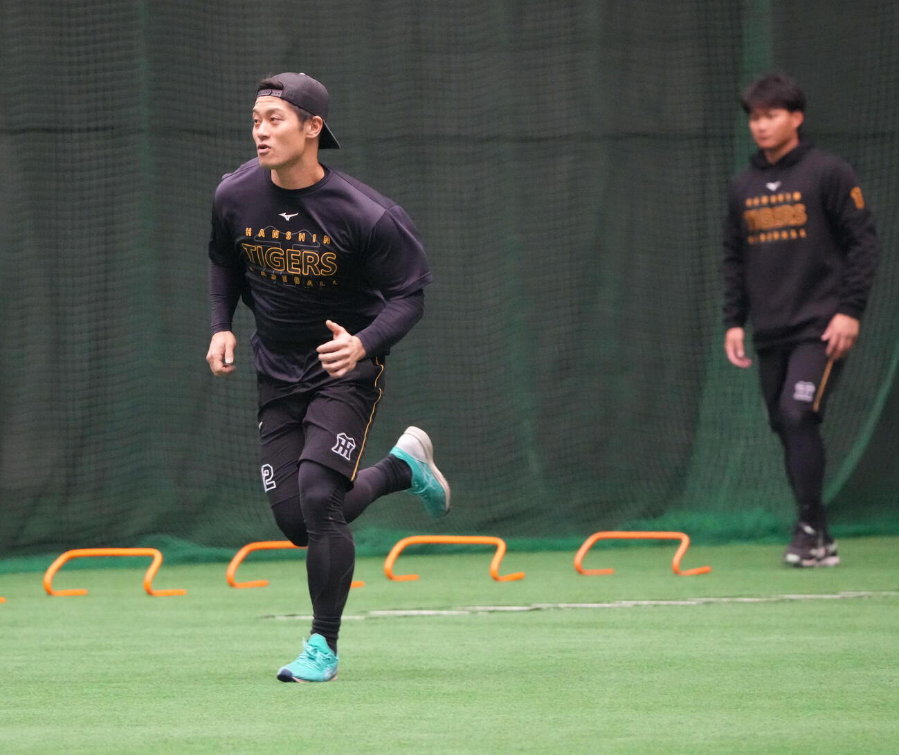 ランニングをする坂本（左）右は森下（撮影・森本幸一）