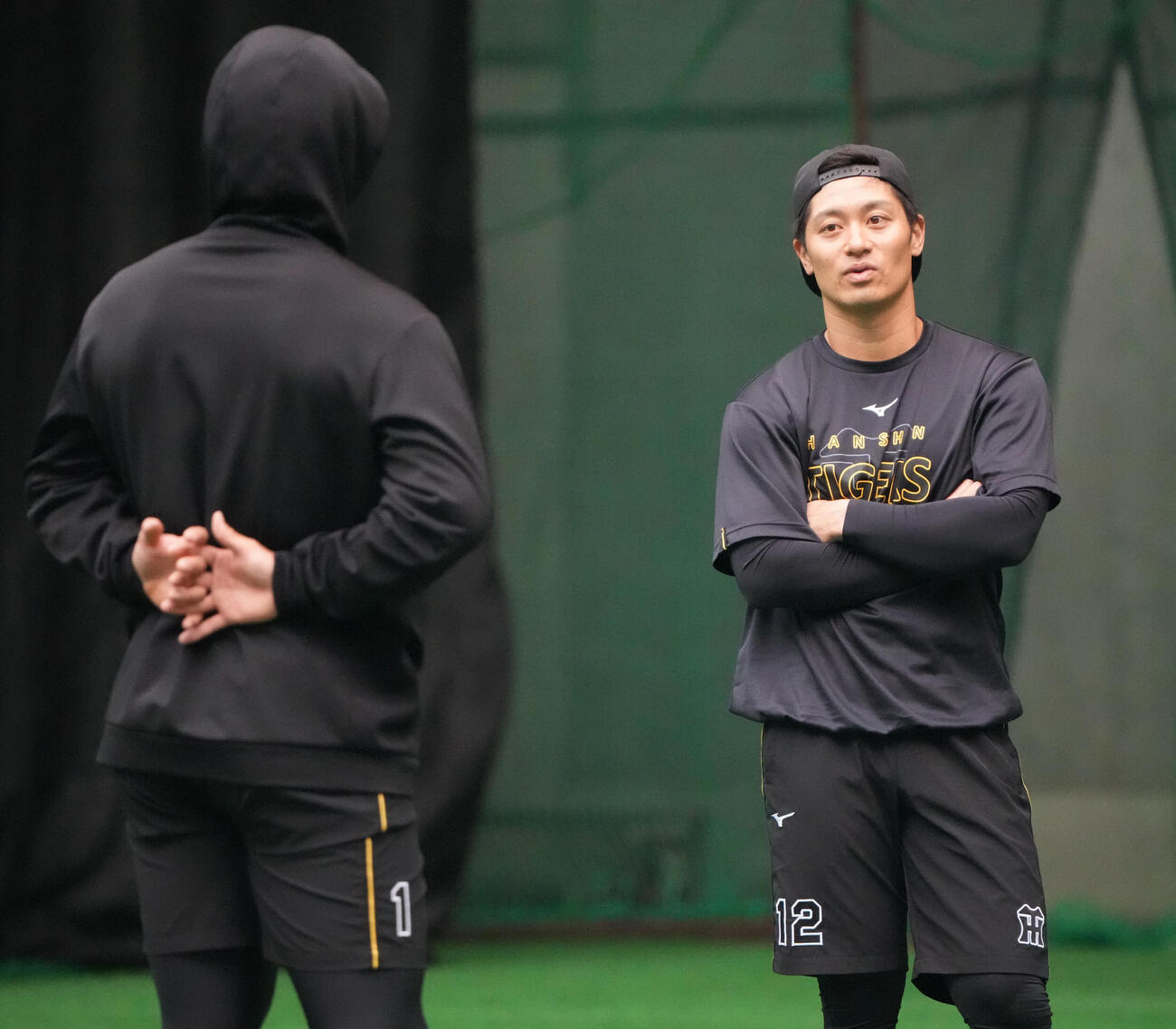 坂本（右）は森下と言葉を交わす（撮影・森本幸一）