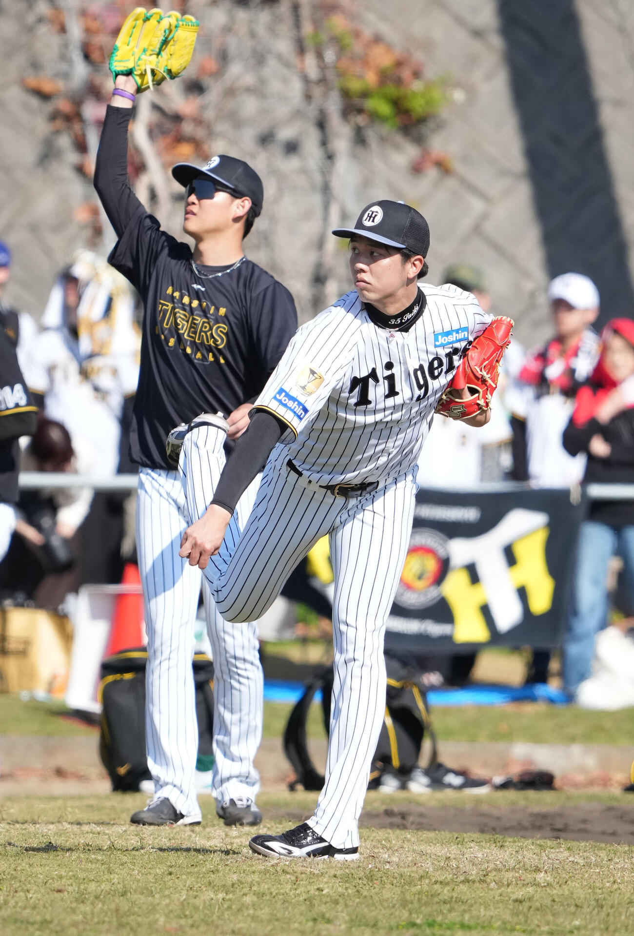 キャッチボールをする才木（右）左は及川（撮影・森本幸一）
