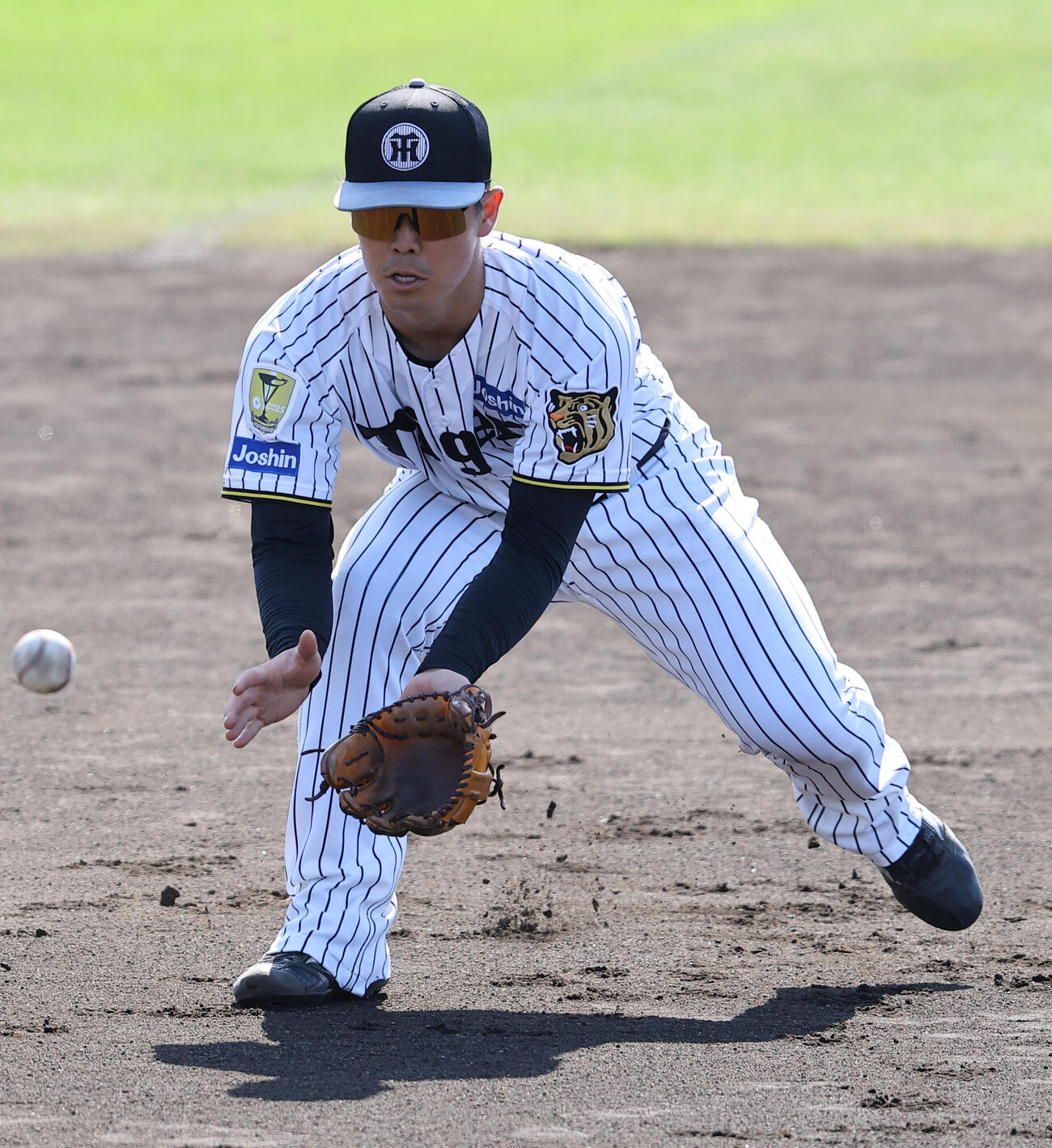 三塁ノックを受ける谷端（撮影・上田博志）
