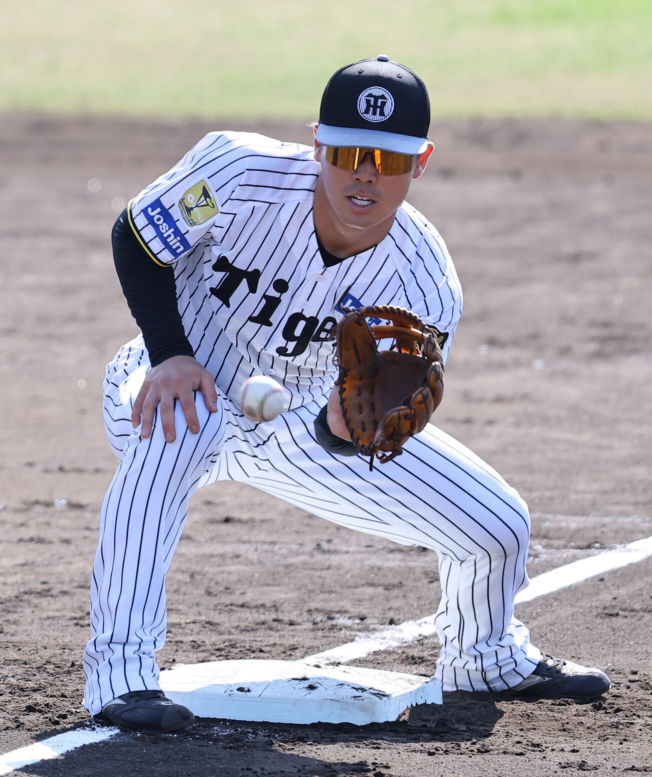 三塁ノックを受ける谷端（撮影・上田博志）
