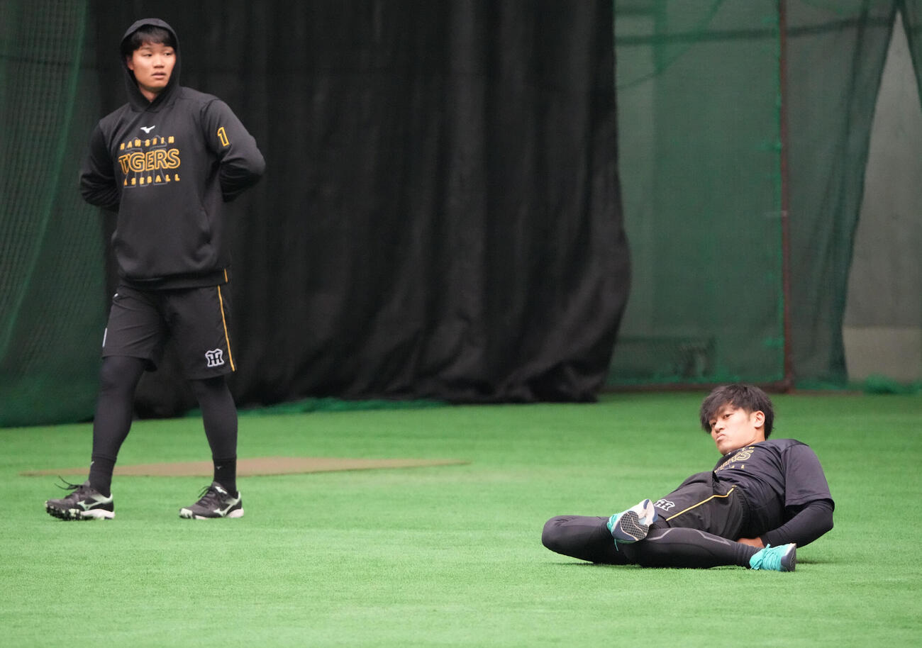 ストレッチをする坂本（右）左は森下（撮影・森本幸一）