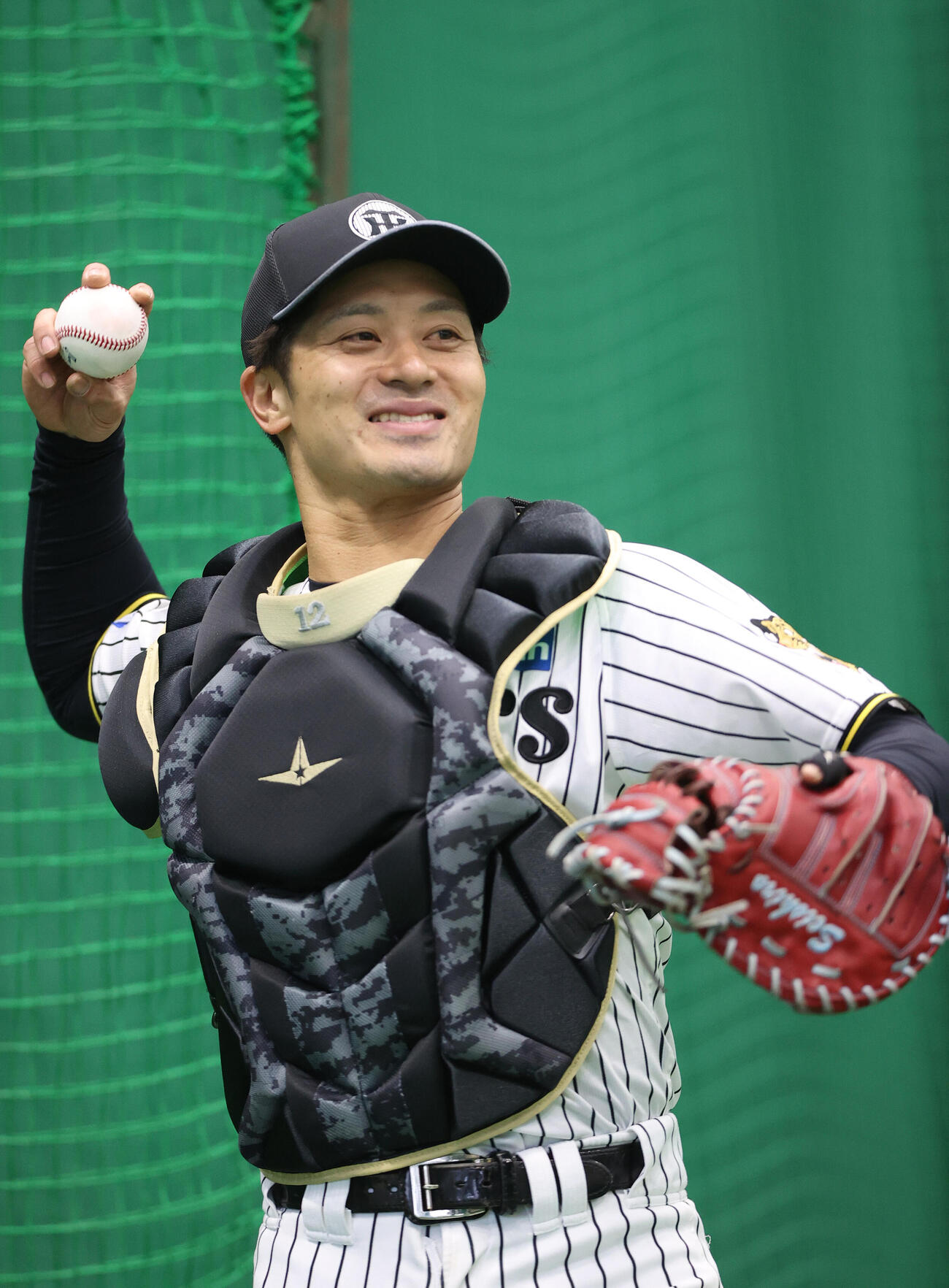ブルペンで笑顔を見せる阪神坂本（2026年2月9日撮影）
