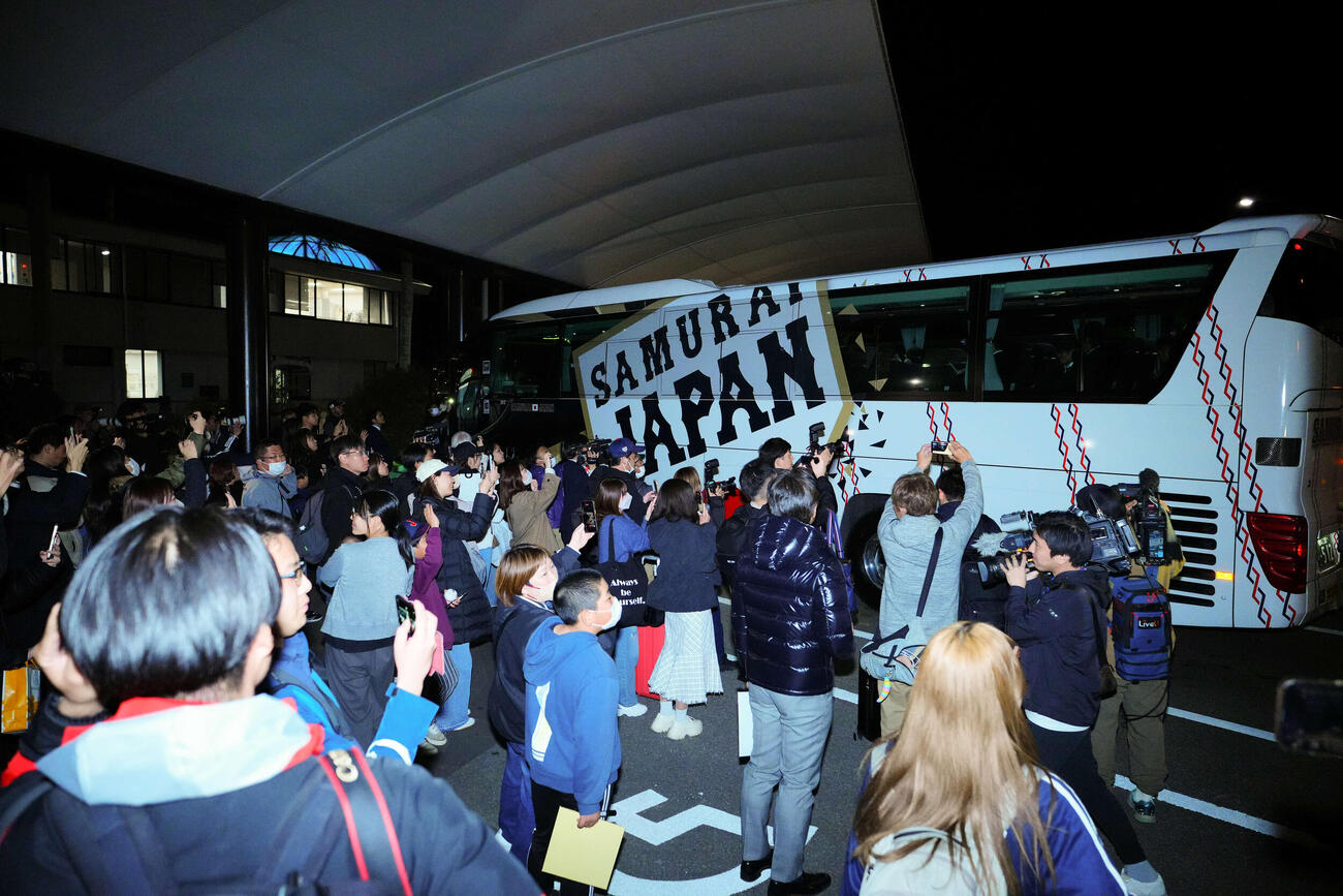 宮崎空港から出発する侍ジャパンのバスを見送る大勢のファン（撮影・垰建太）
