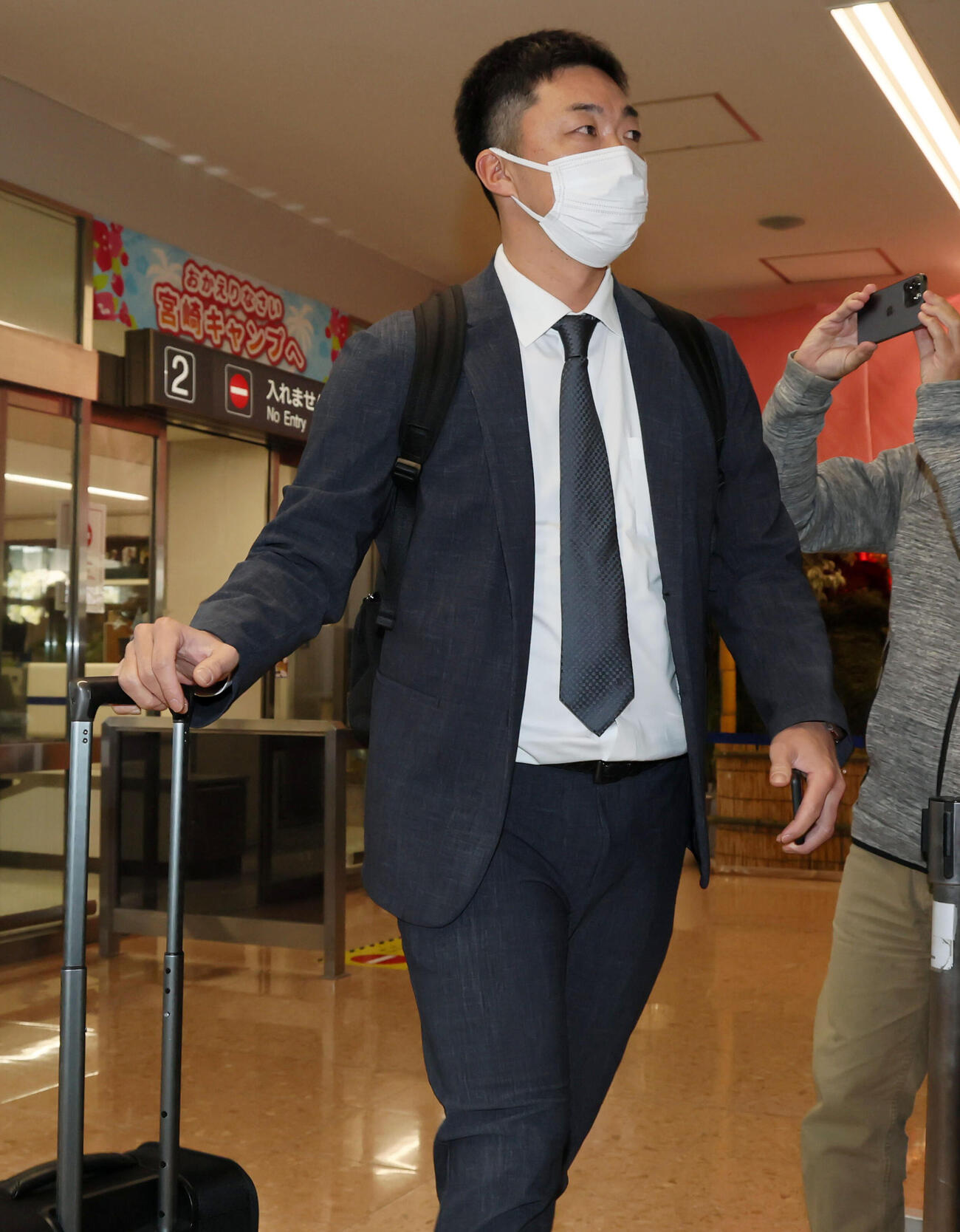 宮崎に到着した侍ジャパン吉見コーチ（撮影・加藤哉）