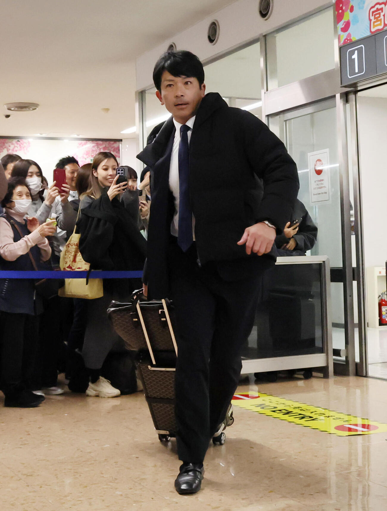 宮崎に到着した侍ジャパン松田コーチ（撮影・加藤哉）