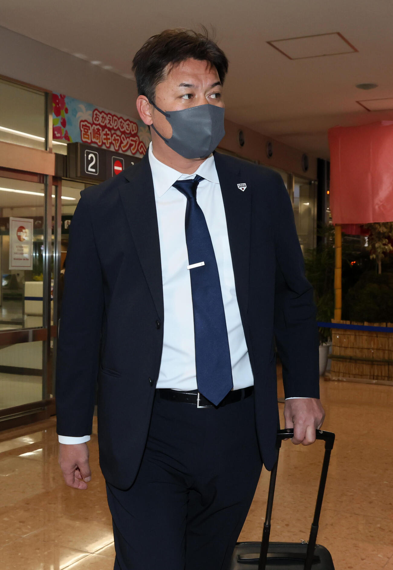 宮崎に到着した侍ジャパン金子コーチ（撮影・加藤哉）