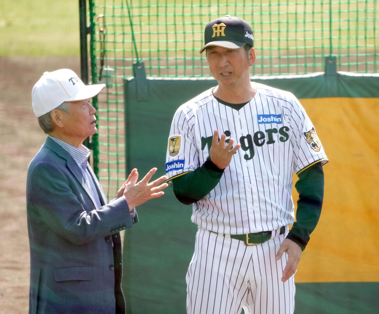 榊原コミッショナー（左）と言葉を交わす藤川監督（撮影・森本幸一）
