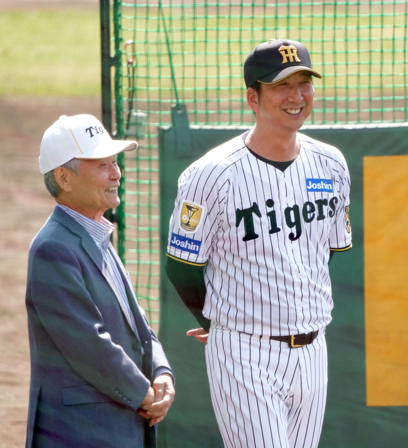 榊原コミッショナー（左）と言葉を交わす藤川監督（撮影・森本幸一）