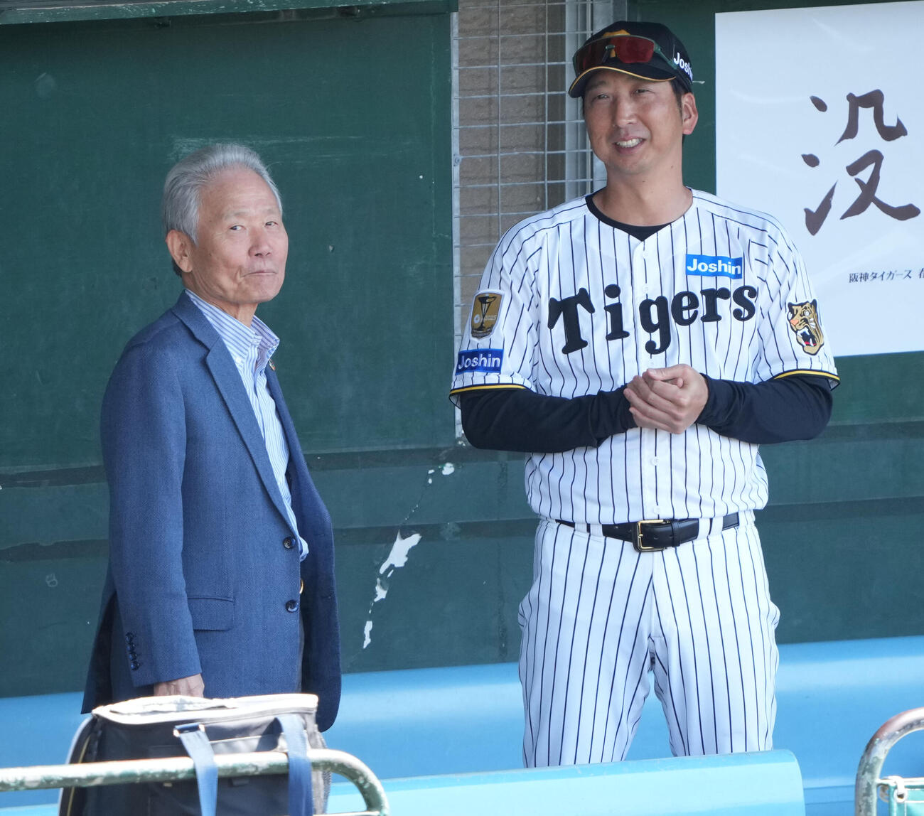 榊原コミッショナー（左）と言葉を交わす藤川監督（撮影・森本幸一）