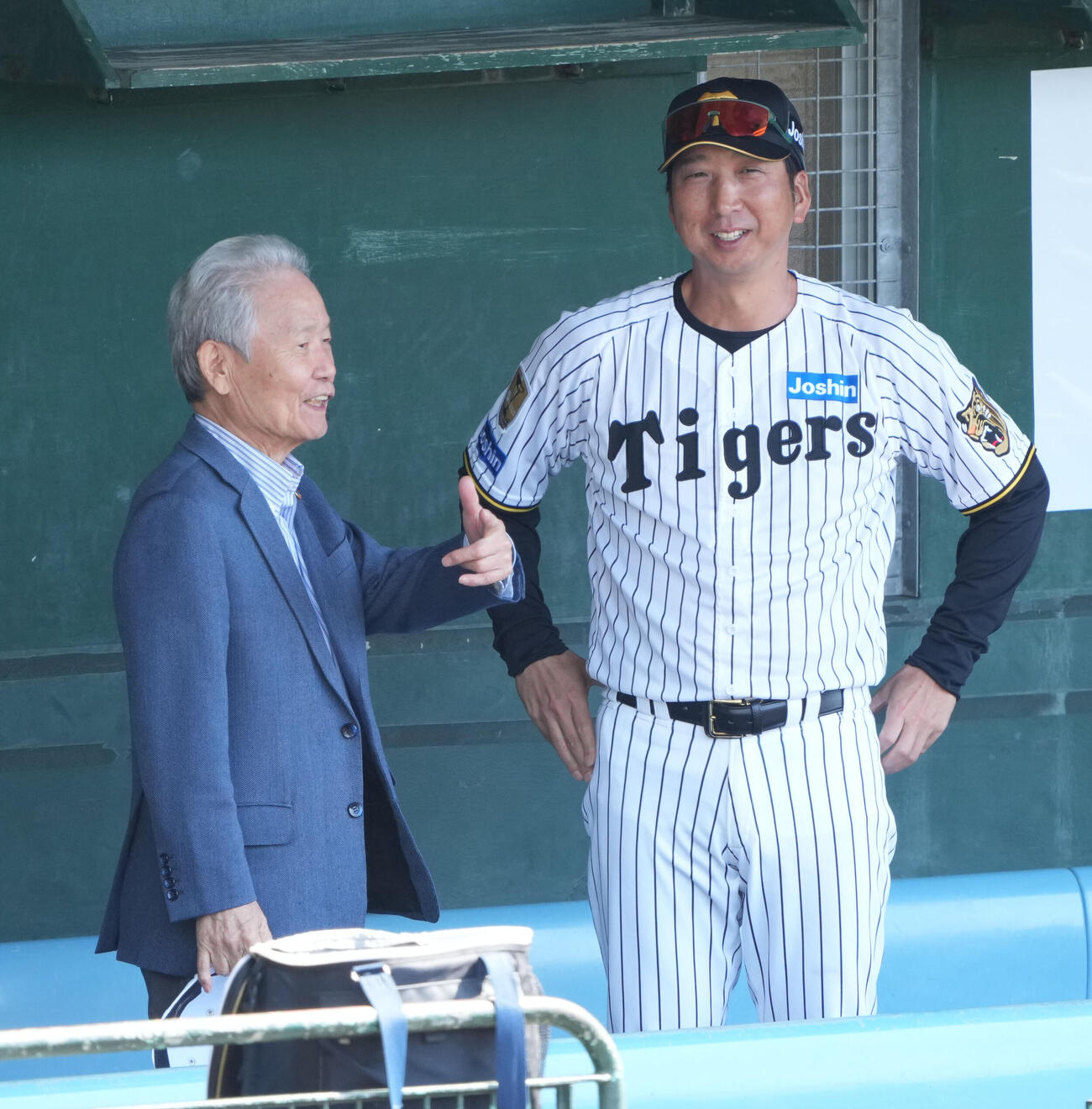 榊原コミッショナー（左）と言葉を交わす藤川監督（撮影・森本幸一）