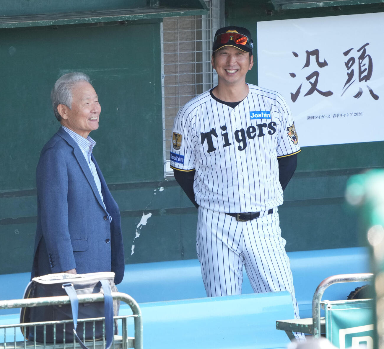 榊原コミッショナー（左）と言葉を交わす藤川監督（撮影・森本幸一）