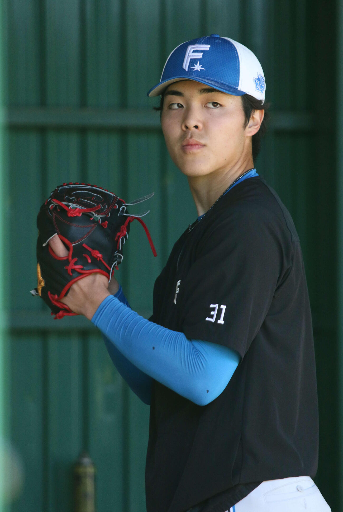 沖縄・国頭キャンプでブルペン入りした日本ハム柴田（撮影・木下大輔）