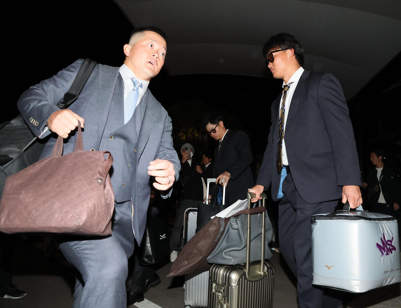 空路沖縄から宮崎に移動しバスへ向かう侍ジャパンの左から牧、佐藤、森下（撮影・加藤哉）