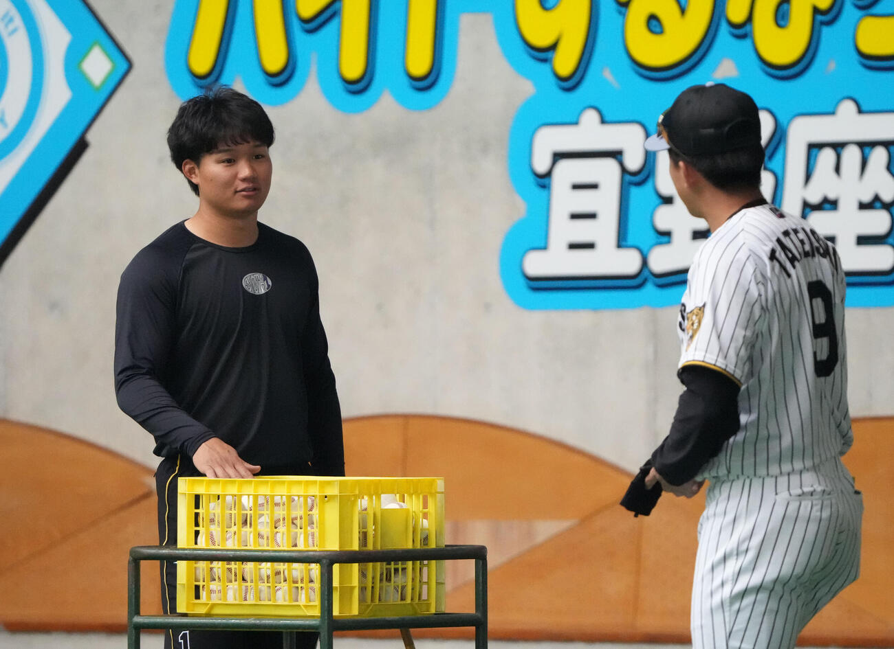立石（右）と言葉を交わす森下（撮影・森本幸一）