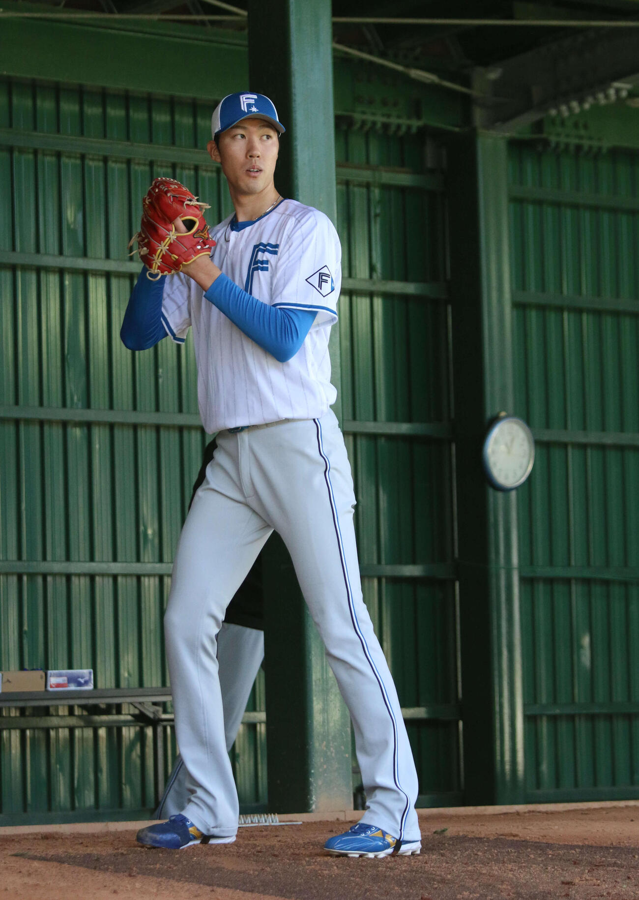 沖縄・国頭キャンプでブルペン入りした日本ハム福島（撮影・木下大輔）