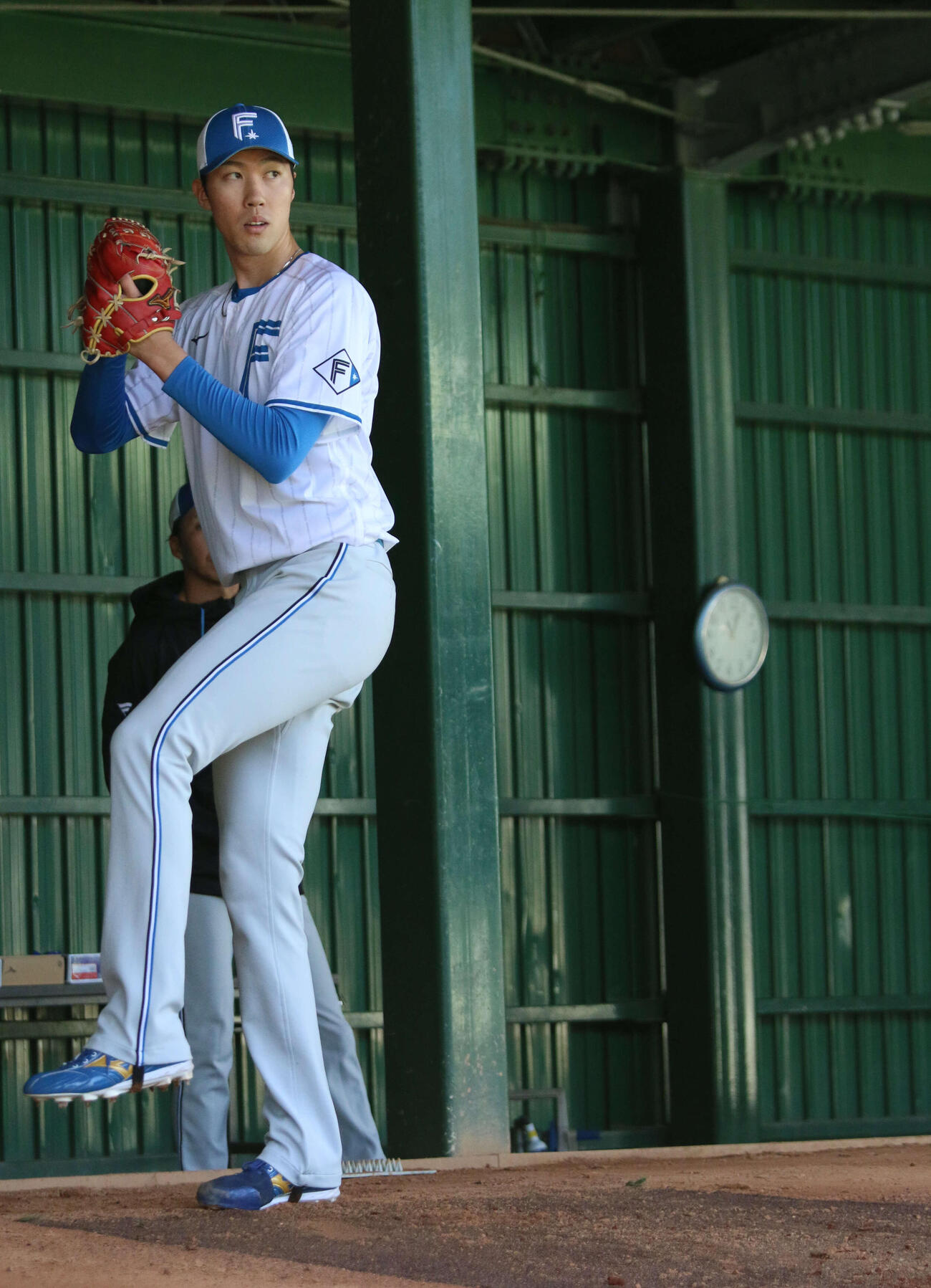 沖縄・国頭キャンプでブルペン入りした日本ハム福島（撮影・木下大輔）