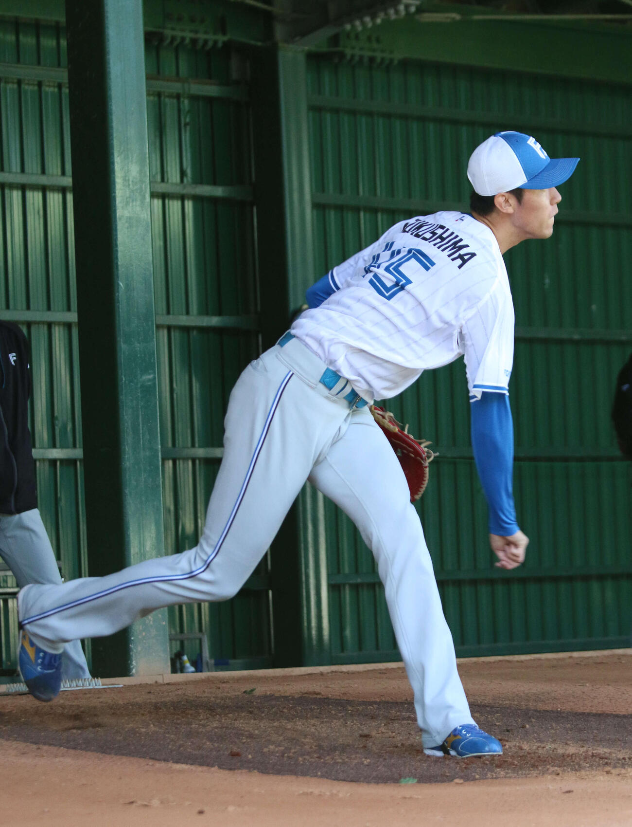 沖縄・国頭キャンプでブルペン入りした日本ハム福島（撮影・木下大輔）