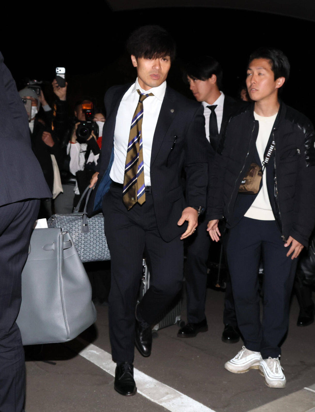 空路沖縄から宮崎に移動しバスへ向かう侍ジャパン坂本（撮影・加藤哉）