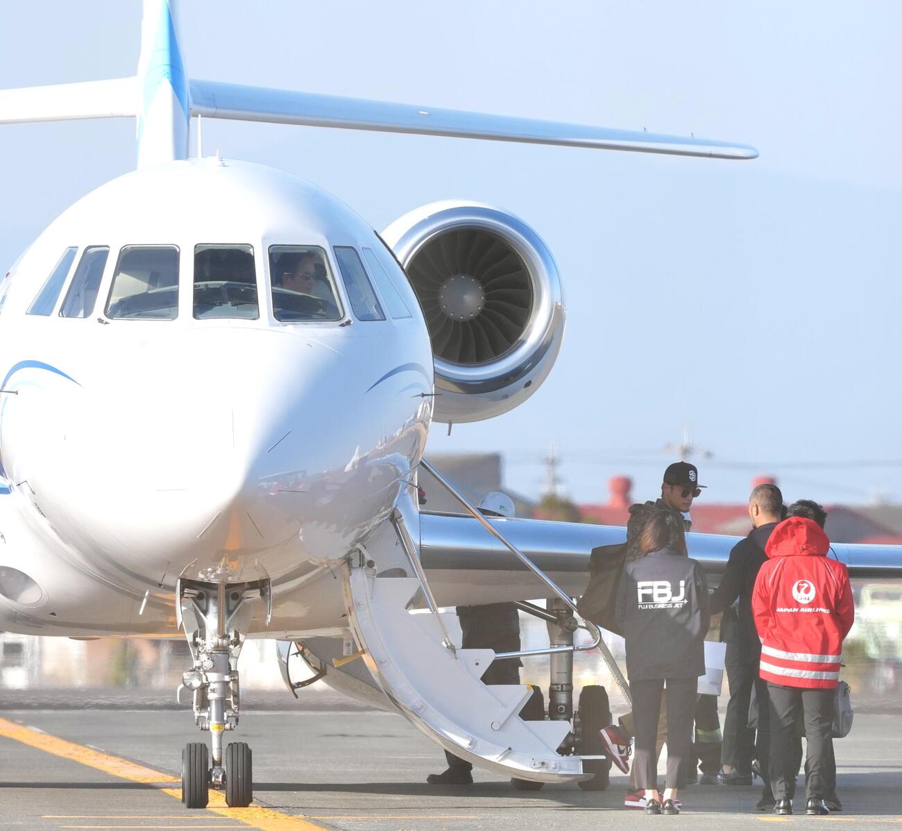 宮崎空港にチャーター機で到着したダルビッシュ（撮影・垰建太）