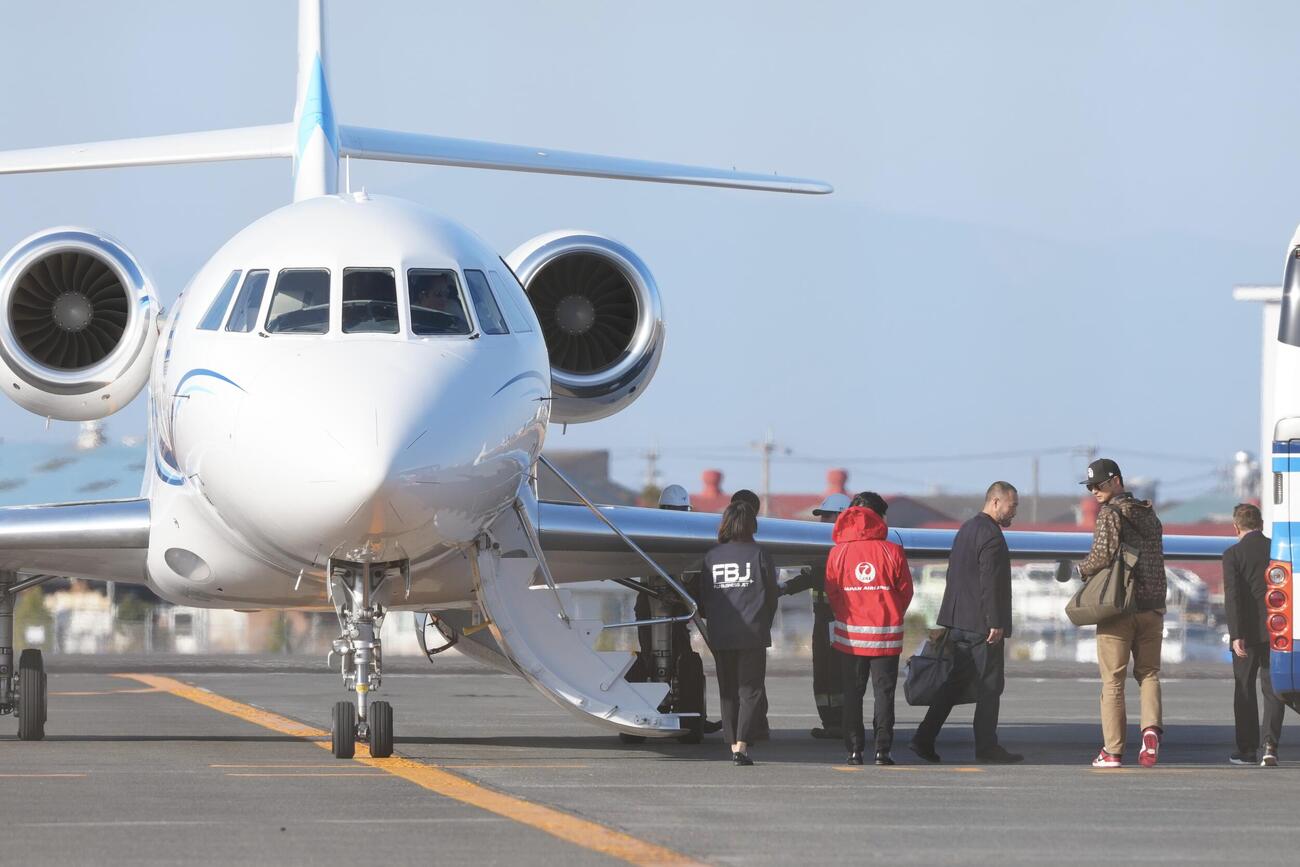 宮崎空港にチャーター機で到着したダルビッシュ（右から2人目）（撮影・垰建太）