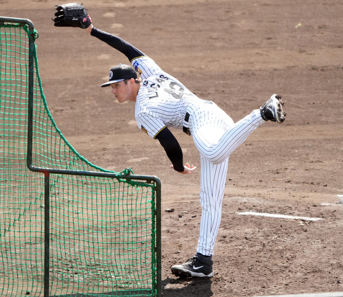 ライブBPに登板する阪神ルーカス（撮影・森本幸一）