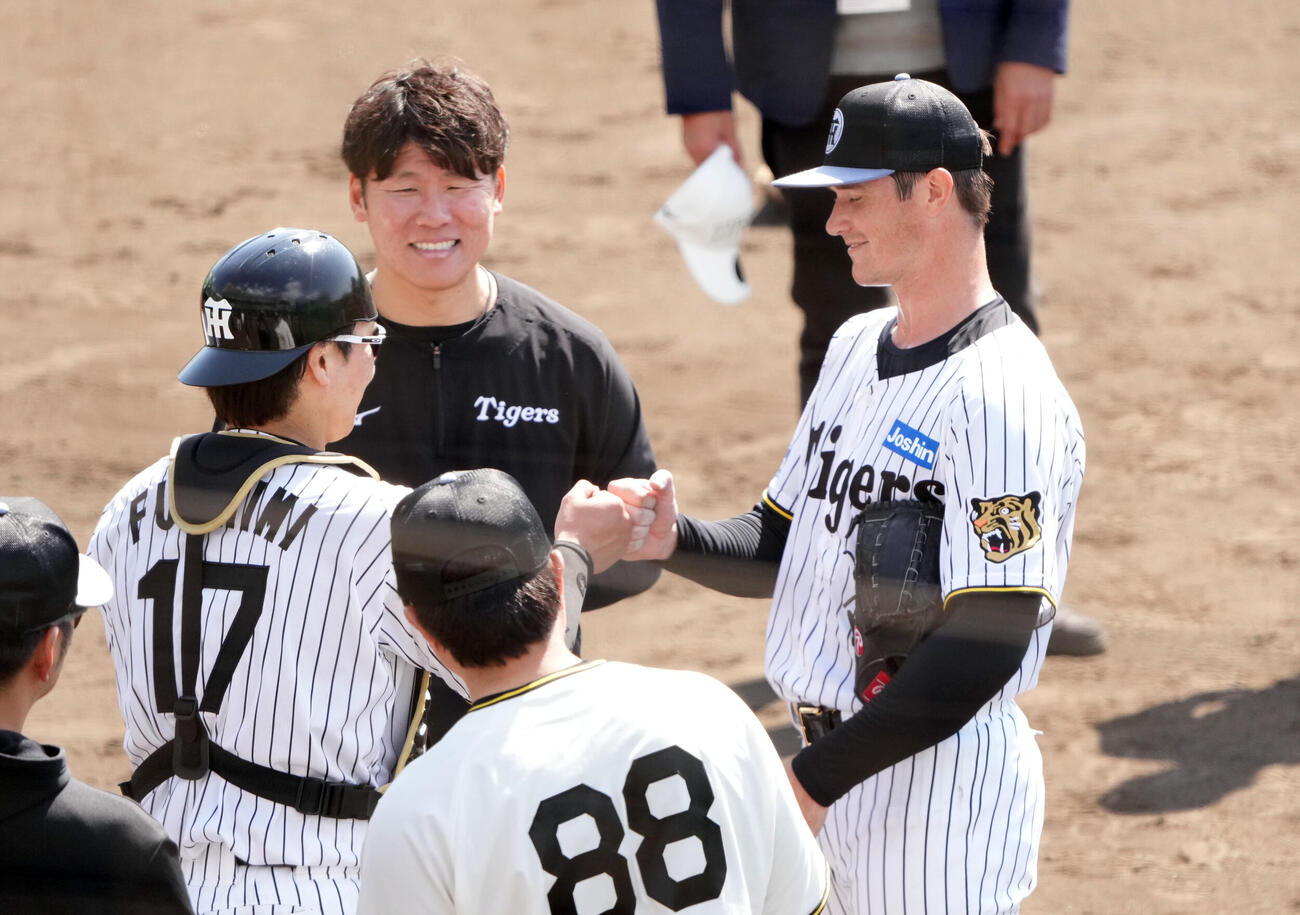 ライブBPを終え伏見（左）とタッチを交わすルーカス（撮影・森本幸一）