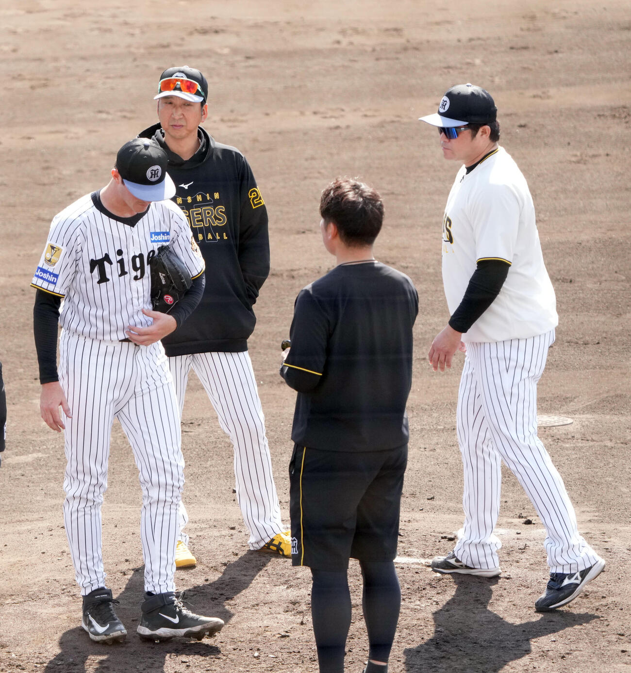 藤川監督（左から2人目）はライブBPを終えたルーカス（左）と言葉を交わす（撮影・森本幸一）