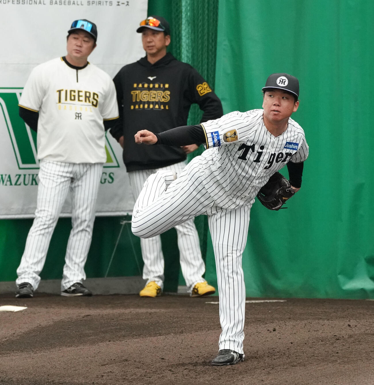 ブルペンで投球練習をする村上（右）中央は藤川監督（撮影・森本幸一）