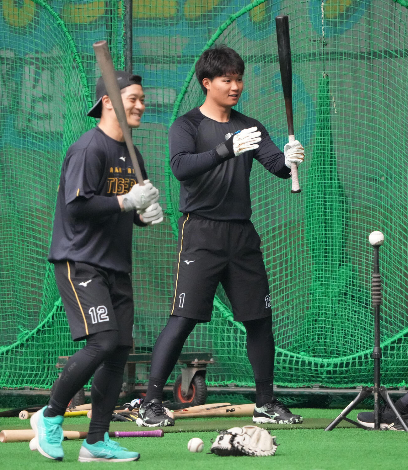 ティー打撃練習をする森下（右）左は坂本（撮影・森本幸一）