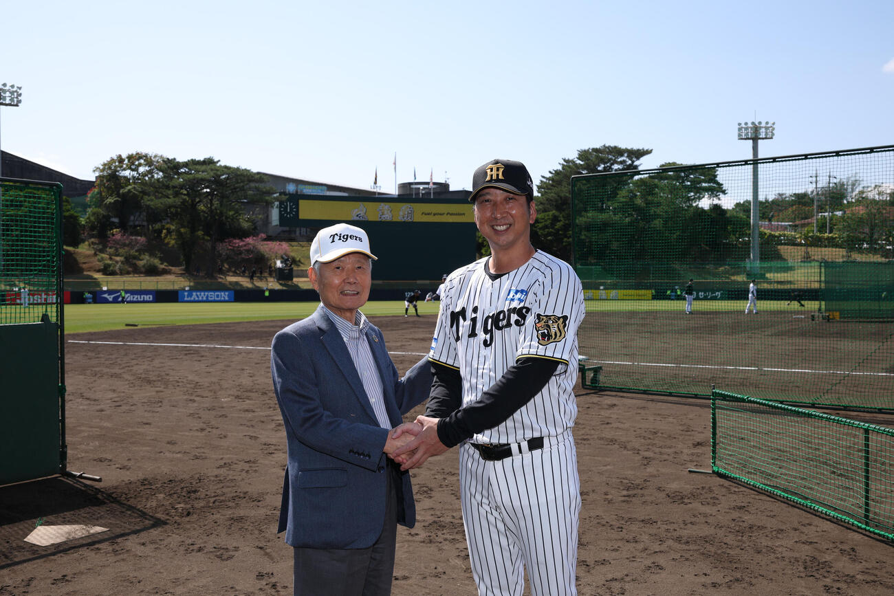 握手を交わすNPB榊原定征コミッショナー（左）と阪神藤川監督（球団提供）