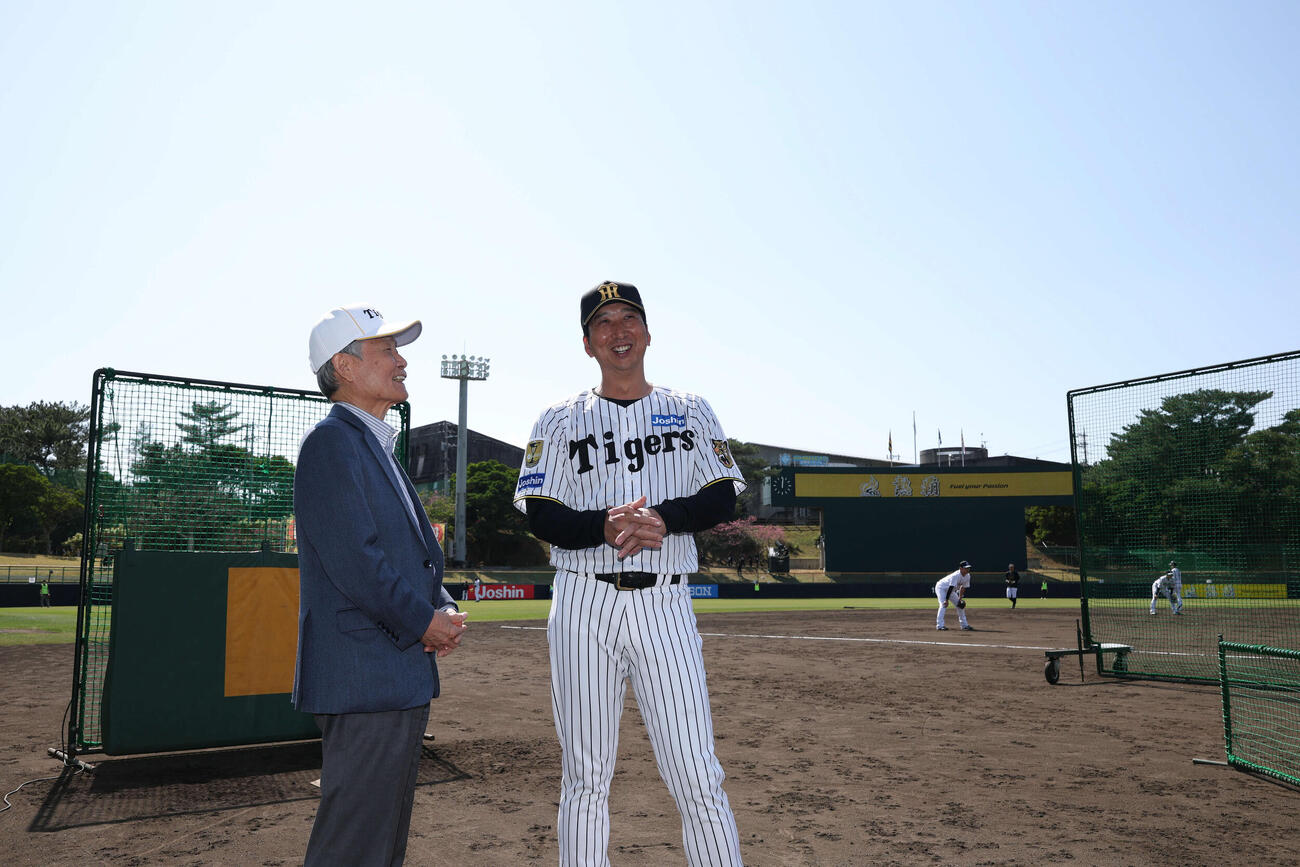 視察に訪れたNPB榊原定征コミッショナー（左）と話をする阪神藤川監督（球団提供）