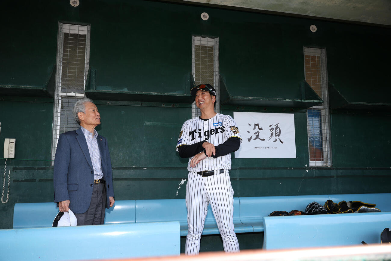 視察に訪れたNPB榊原定征コミッショナー（左）と話をする阪神藤川監督（球団提供）