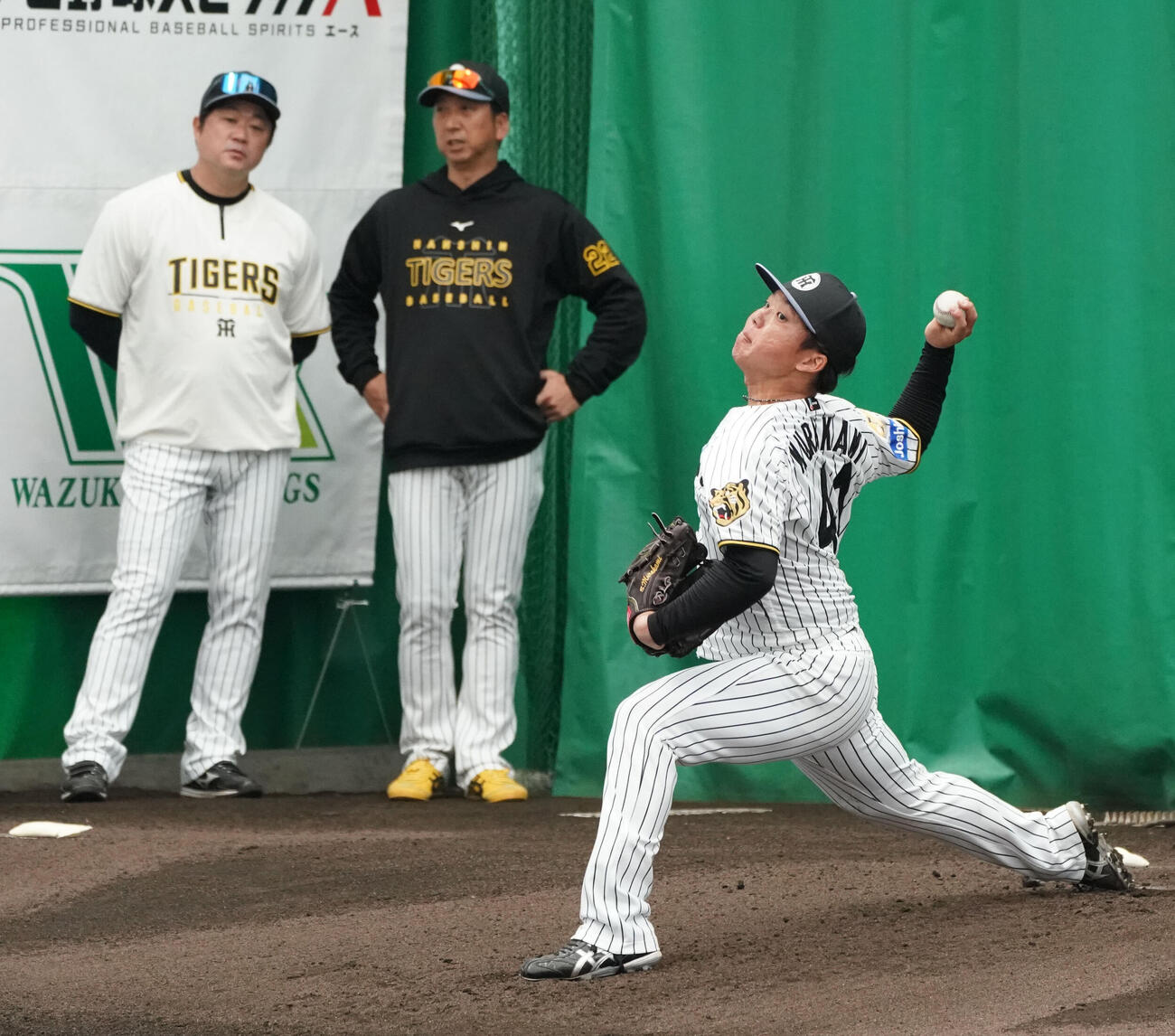 ブルペンで投球練習をする村上（右）中央は藤川監督（撮影・森本幸一）