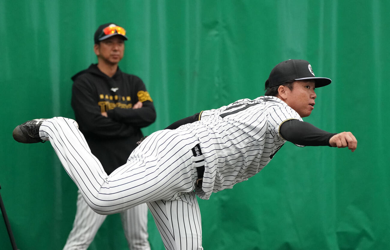 ブルペンで投球練習をする村上（右）左は藤川監督（撮影・森本幸一）