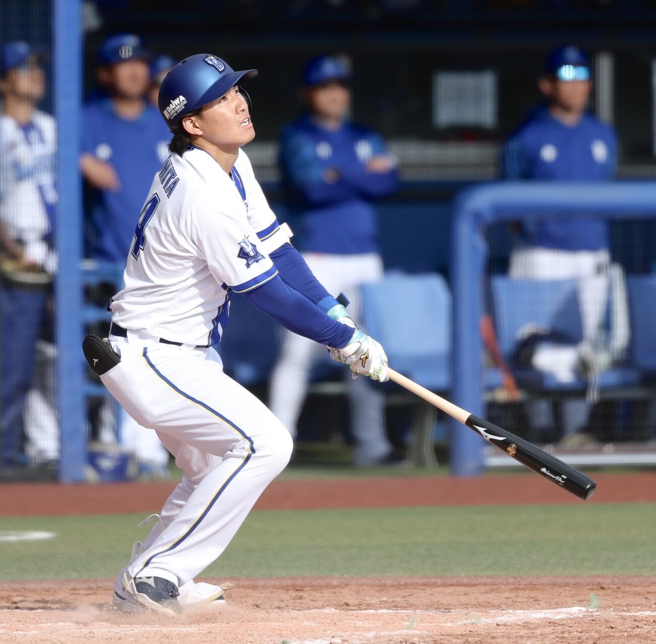 DeNA対沖縄電力　9回裏DeNA無死、右越えソロ本塁打を放つ宮下（撮影・河田真司）